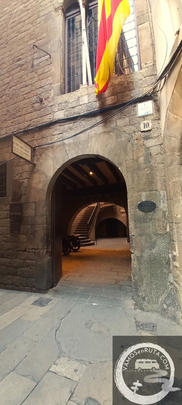 Qué ver en Barcelona. Puerta de acceso en calle Paradís al Templo de Augusto