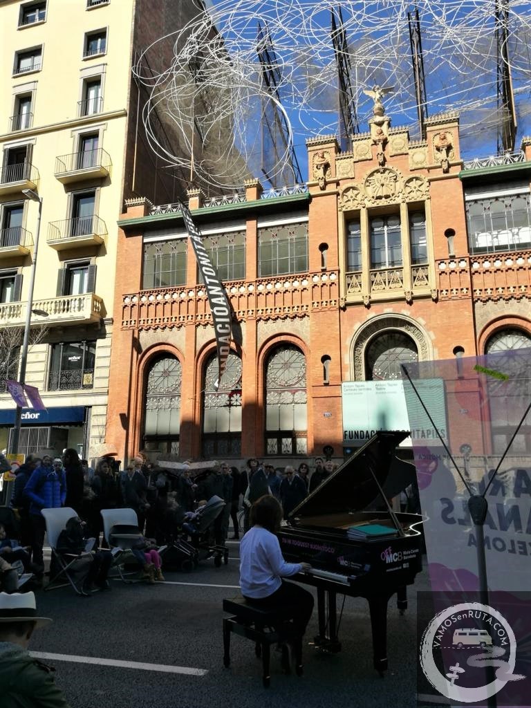 Frente al Museo de al Fundación Antoni Tàpies