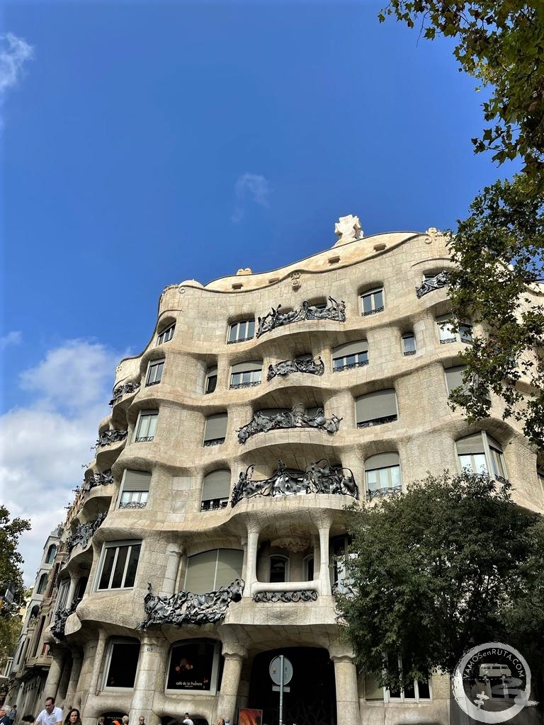 Qué ver en Barcelona. Fachada de la Casa Mila ó Pedrera, de Gaudí