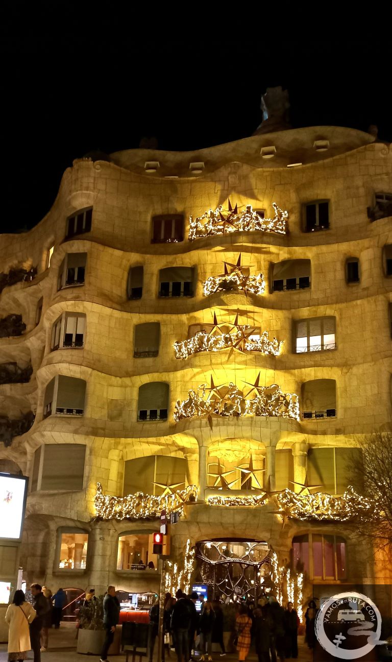 Qué ver en Barcelona. Fachada de la Casa Mila ó Pedrera, de Gaudí