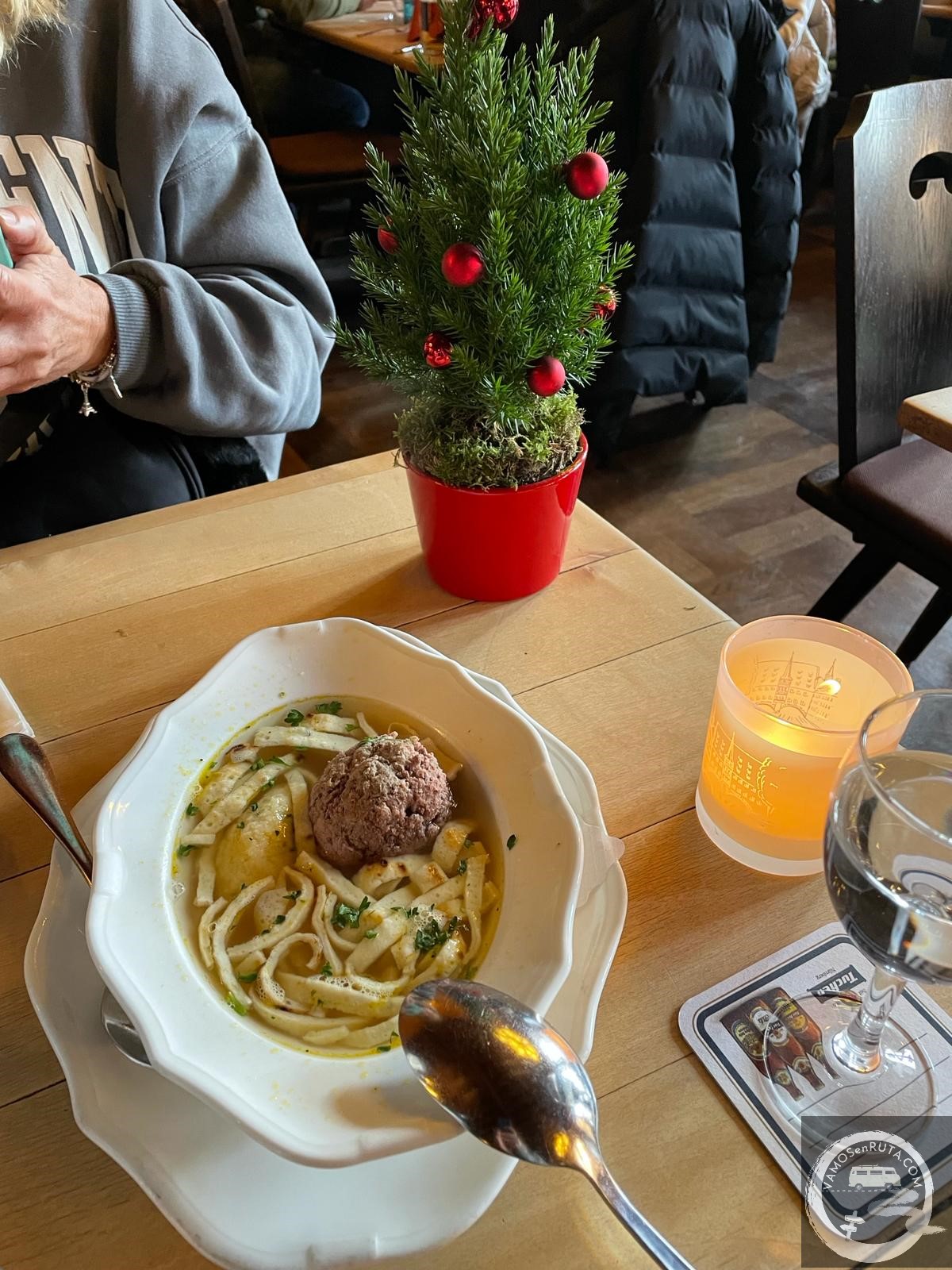 Comida típica de Baviera. Munich. Sopa.